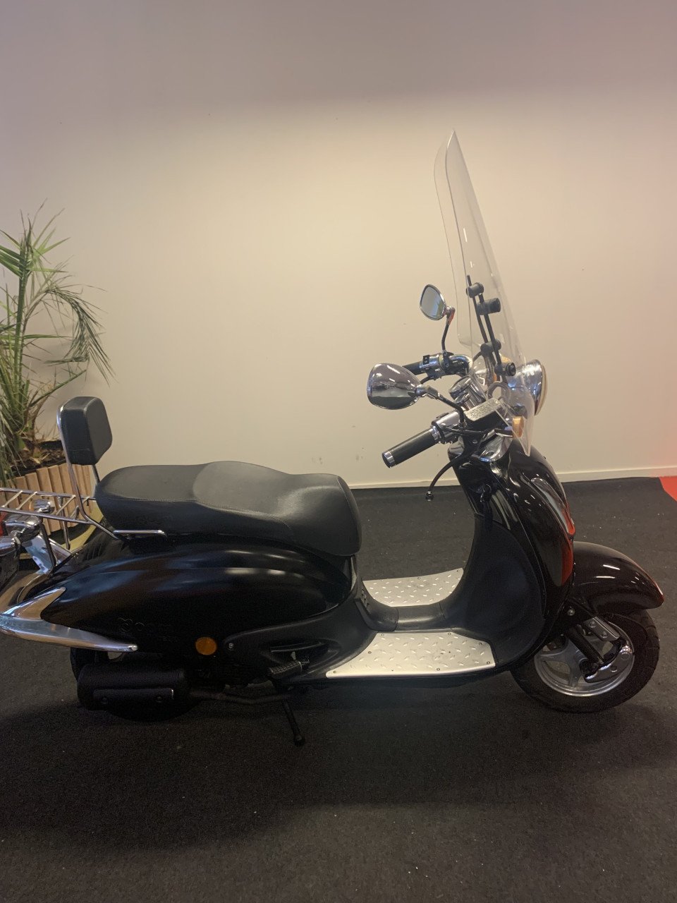 RETRO SCOOTER MET WINDSCHERM NU 349,= RIJKLAAR