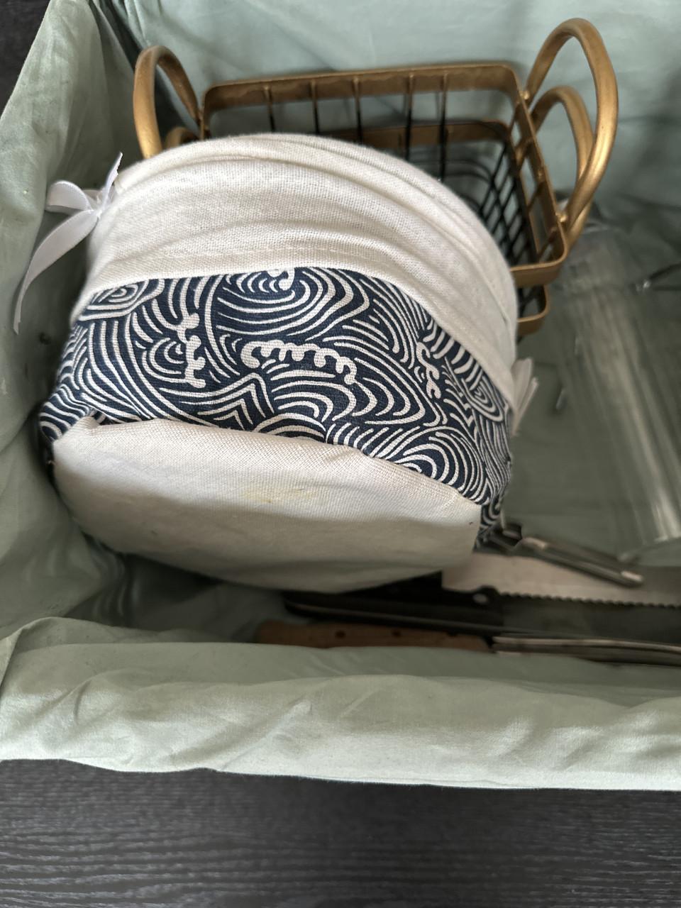 Rieten mand met gebruiksvoorwerpen.