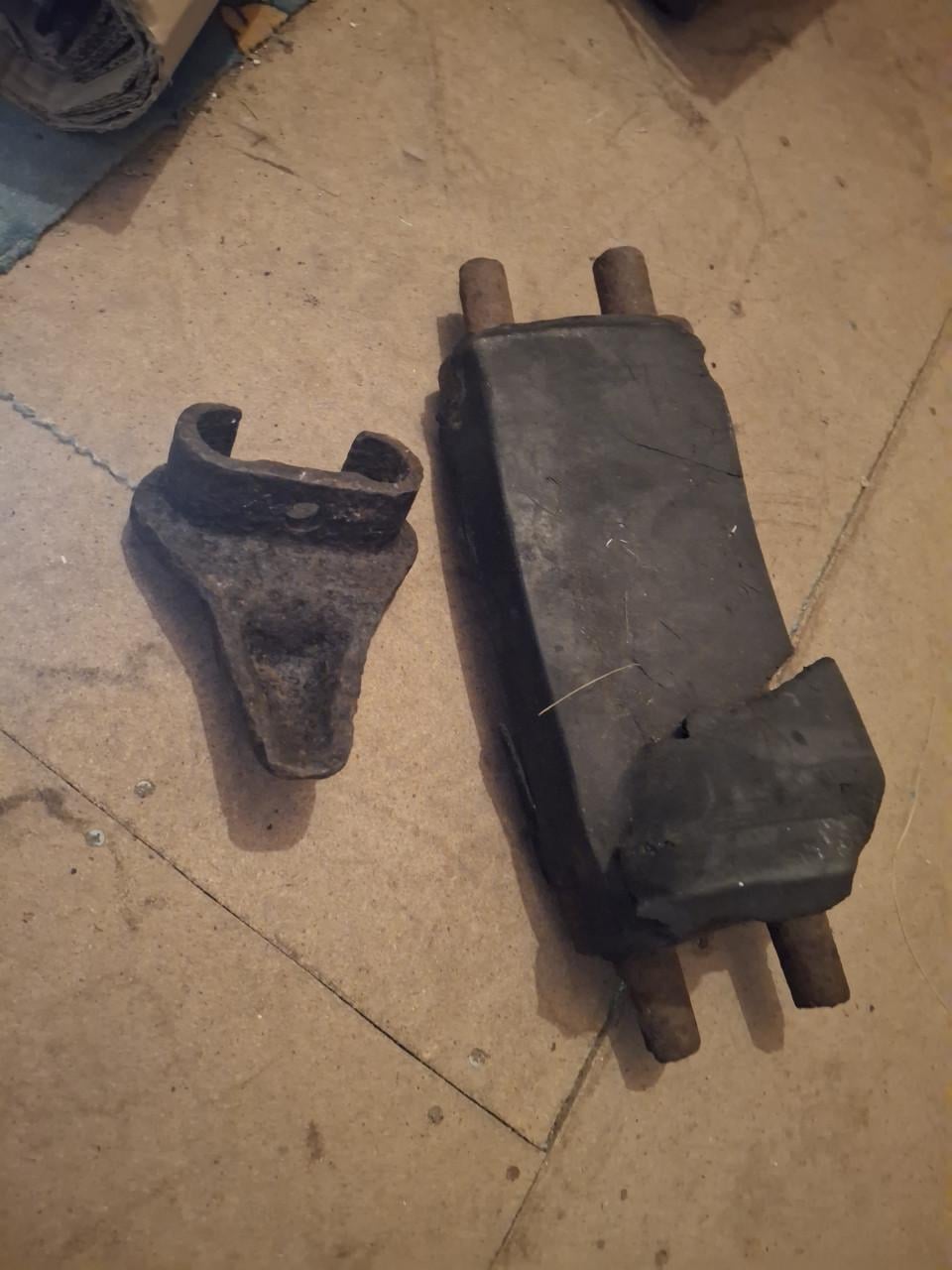 Stuk rupsdeel van een sherman tank