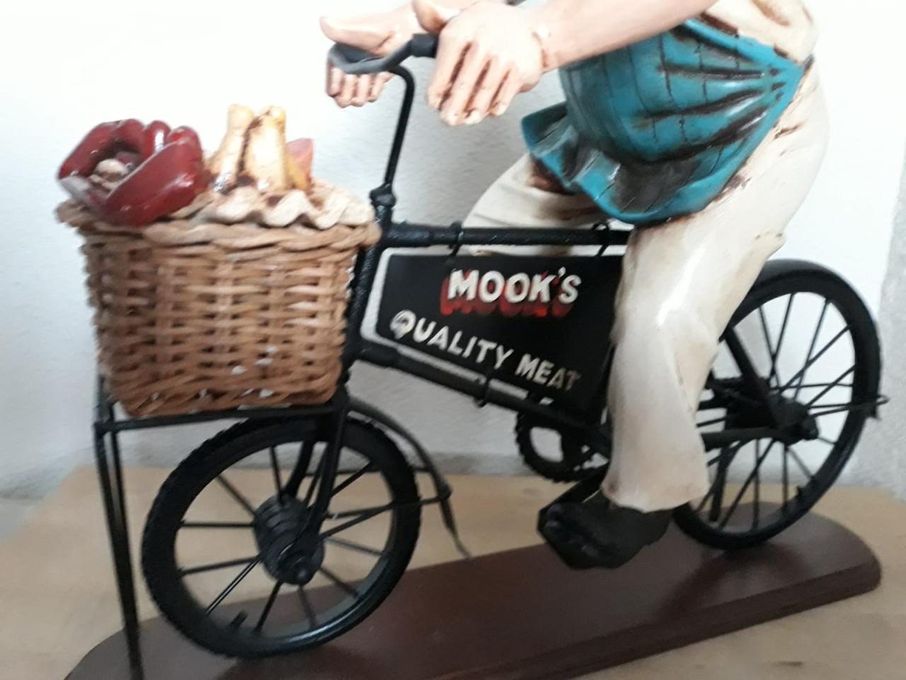 Slager op fiets beeldje ijzer kunststof