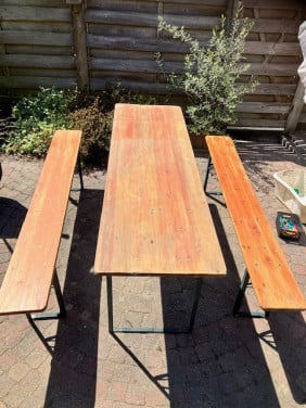 Biertafel met banken