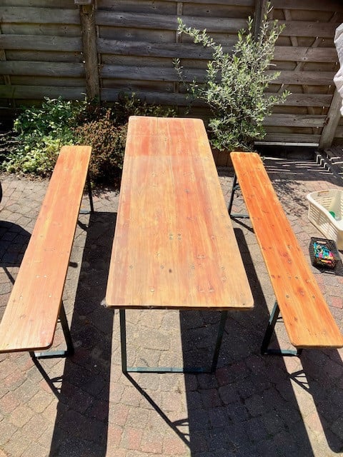 Biertafel met banken