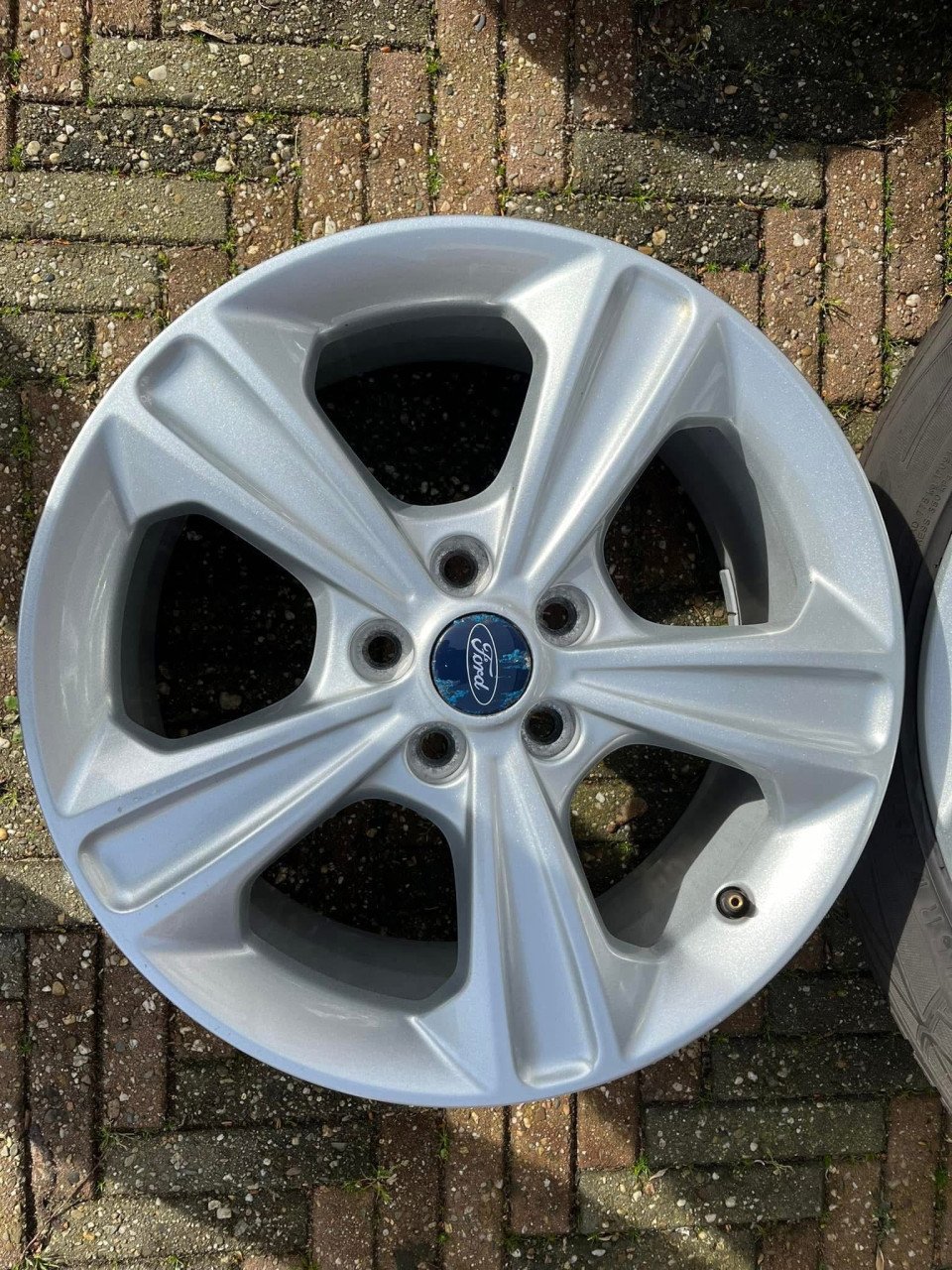 4 lichtmetalen velgen (Ford Kuga) + 2 winterbanden
