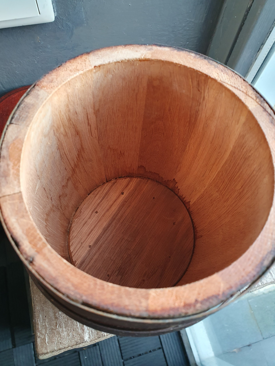 Mooie houten sigaren of tabakpot gekuipt met koperen banden...
