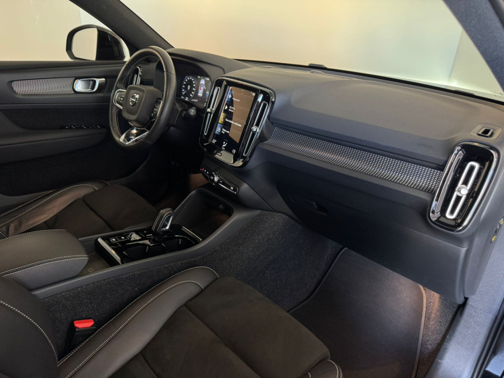 Volvo XC40 1.5 t4 recharge r-design black edition