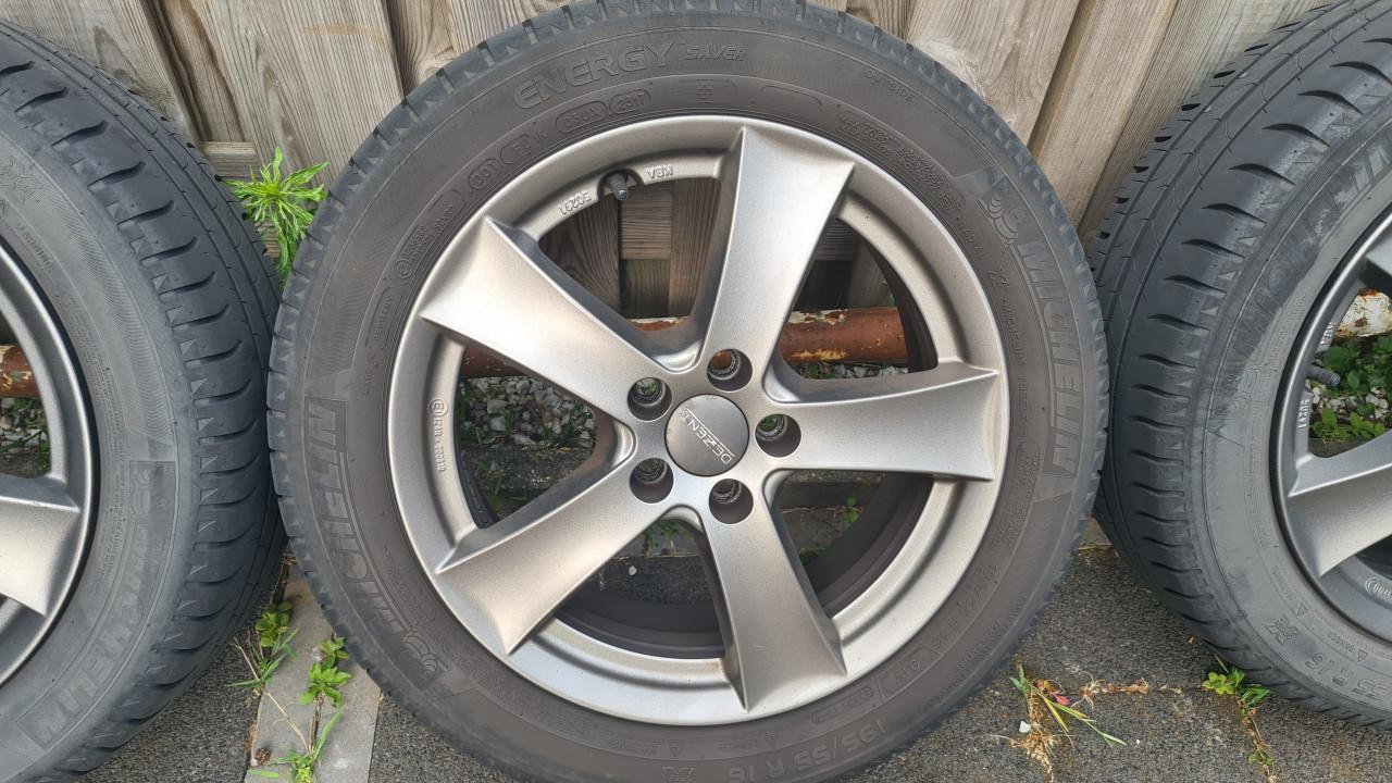 Mooie 16" Dezent velgen met zgan. Michelin banden
