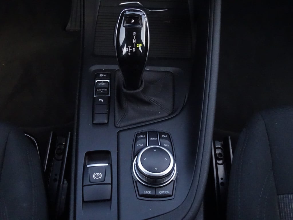 BMW X1 sdrive18i executive automaat | apple carplay | | el. koffer | 17"