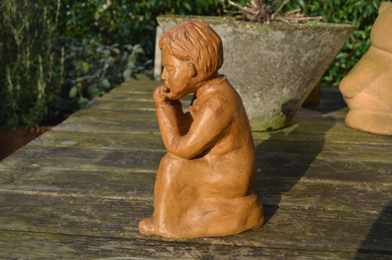 2 Aardewerk/terracotta beeldjes fluitspelende kinderen