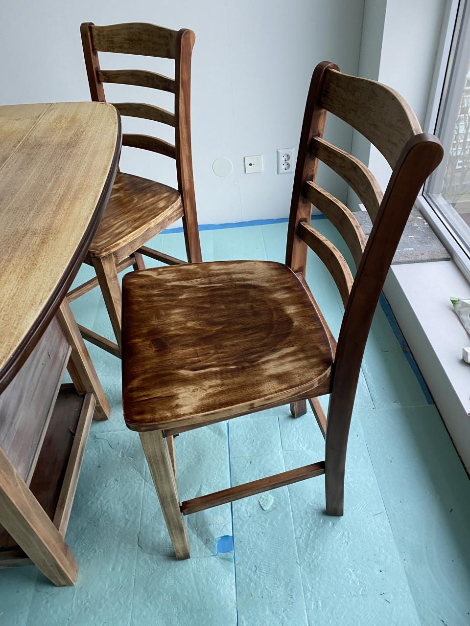 Robuuste houten bartafel met 4 stoelen