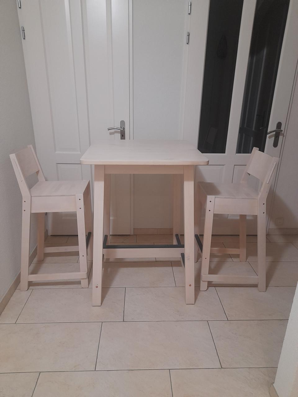 Bartafel 75 x 75 met 2 barkrukken (in goede nette staat )