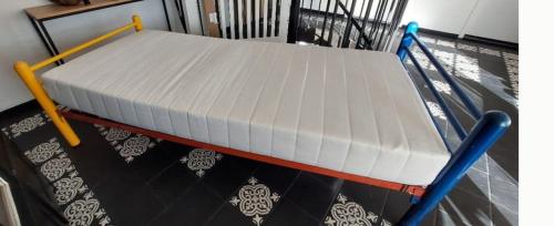 Bed met lattenbodem en nieuw matras