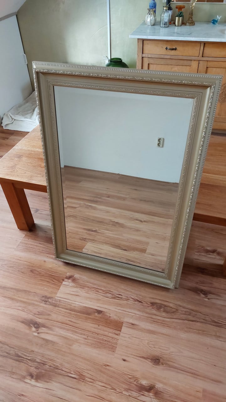 Te koop Spiegel met goudkleurige lijst