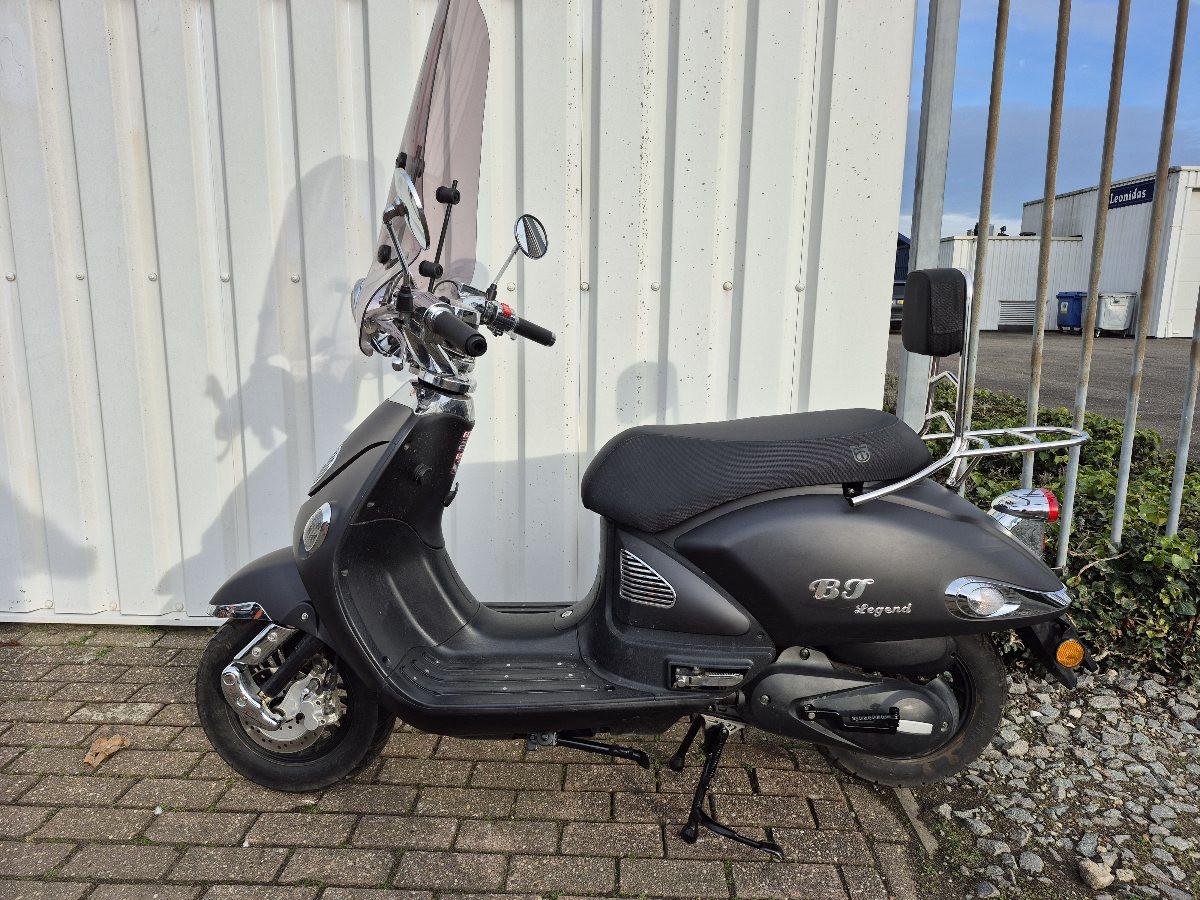 BTC Legend scooter uit 2019