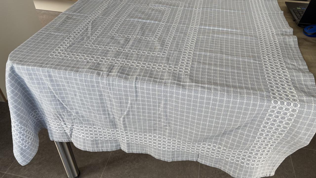 Tafelkleed grijs katoen, wit borduur 1,20x 1,62 cm. ZGAN. Handwerk