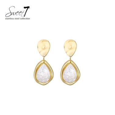 Oorbellen met witte druppel hanger en goudkleurige rand