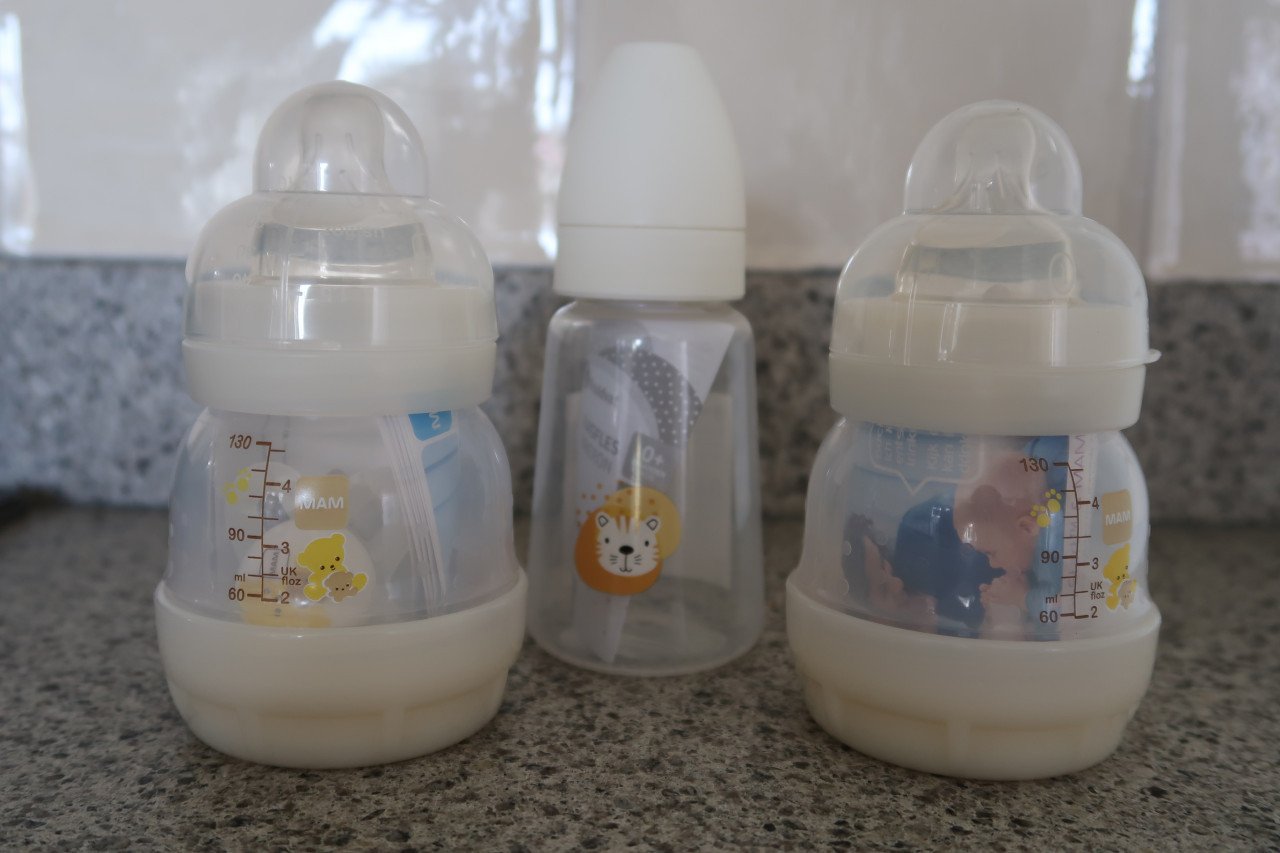 Babyspullen; flesjes, slabben, sokjes, slofjes, hoezen aankleedkussen