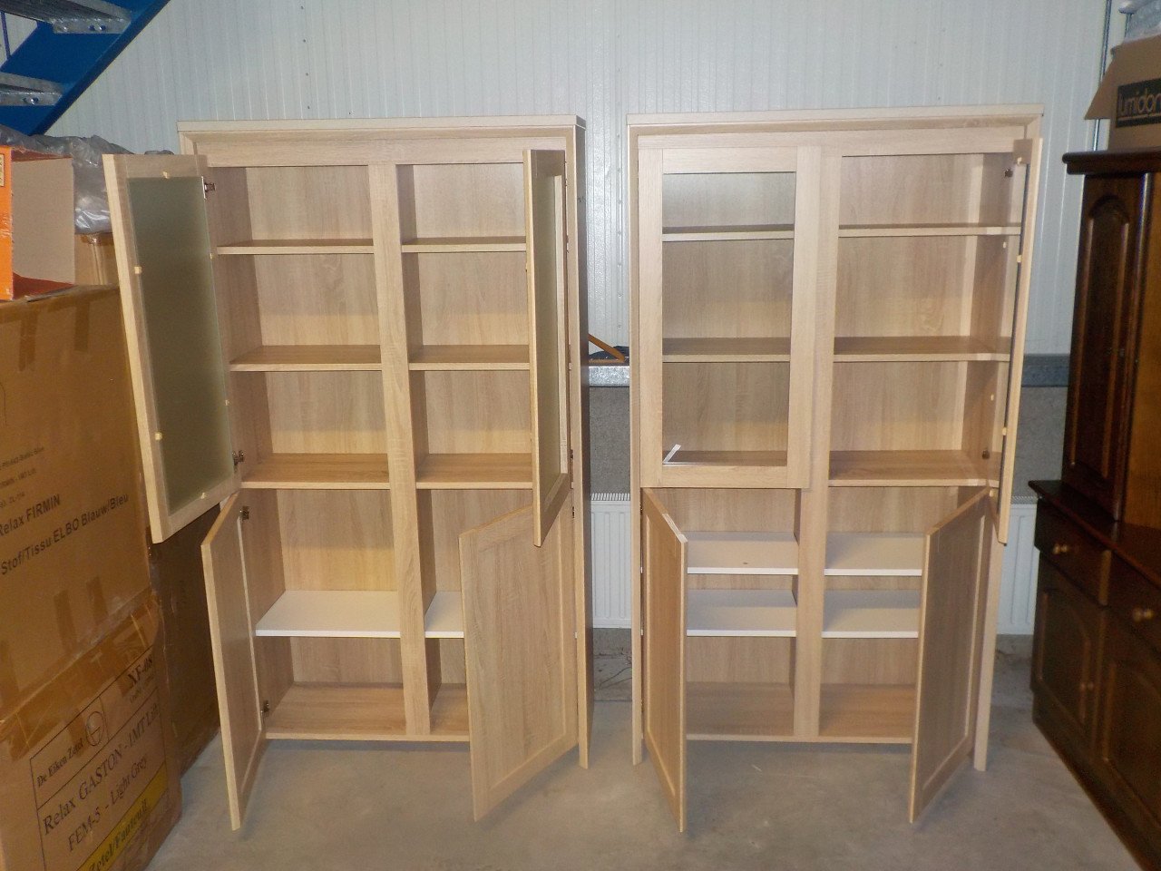2 dezelfde kasten ,alleen de 1 met mat glas de ander met gewoon glas set