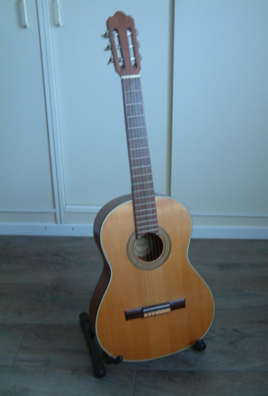 Klassiek Alpha gitaar 1973  NL  gebouwd onder  De Martin gitaar bouwers