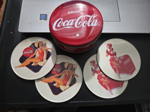 Rond, rood Coca-Cola opbergblik met 4  onderzetters met pin-up