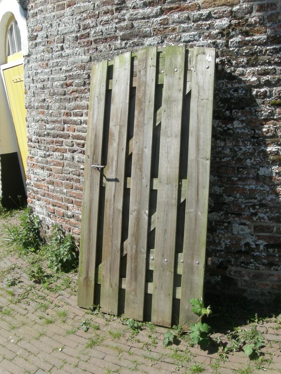 Houten tuinpoort € 25,00