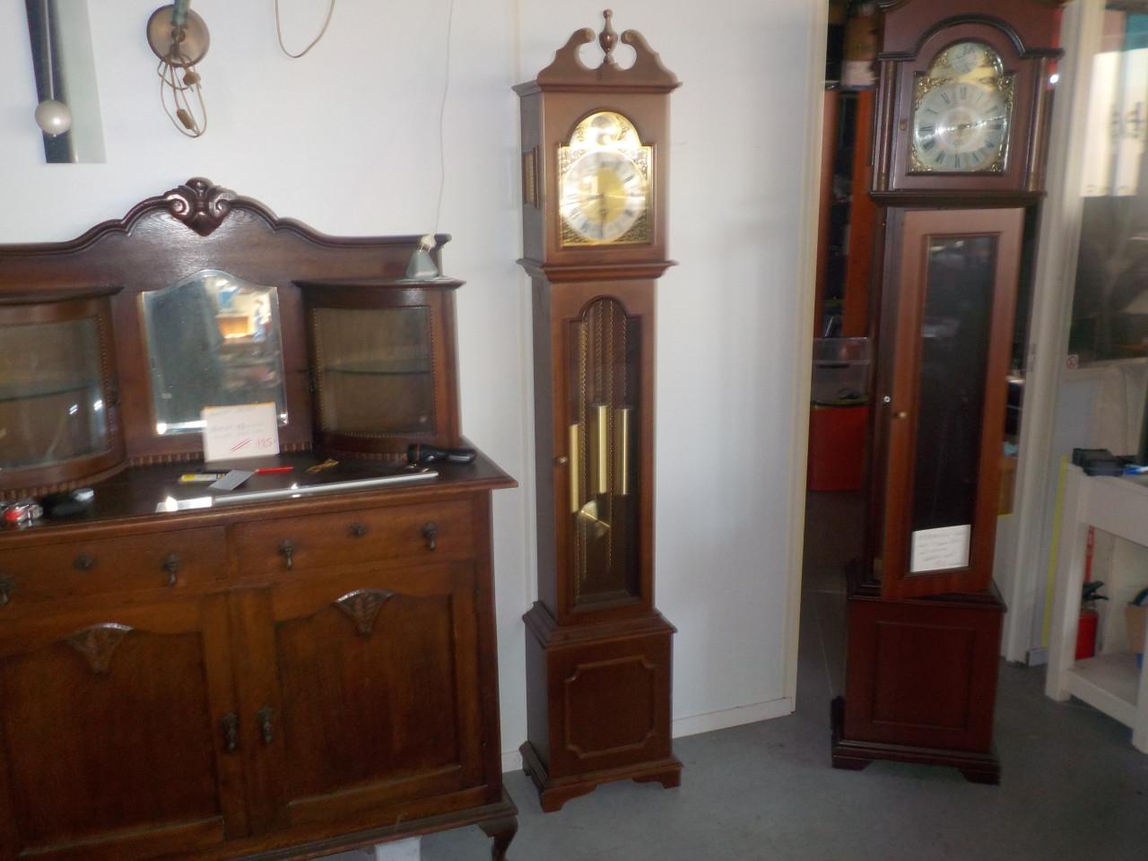 Staande klok + 3 gewichten , dus deze slaat ook om het kwartier en half uur