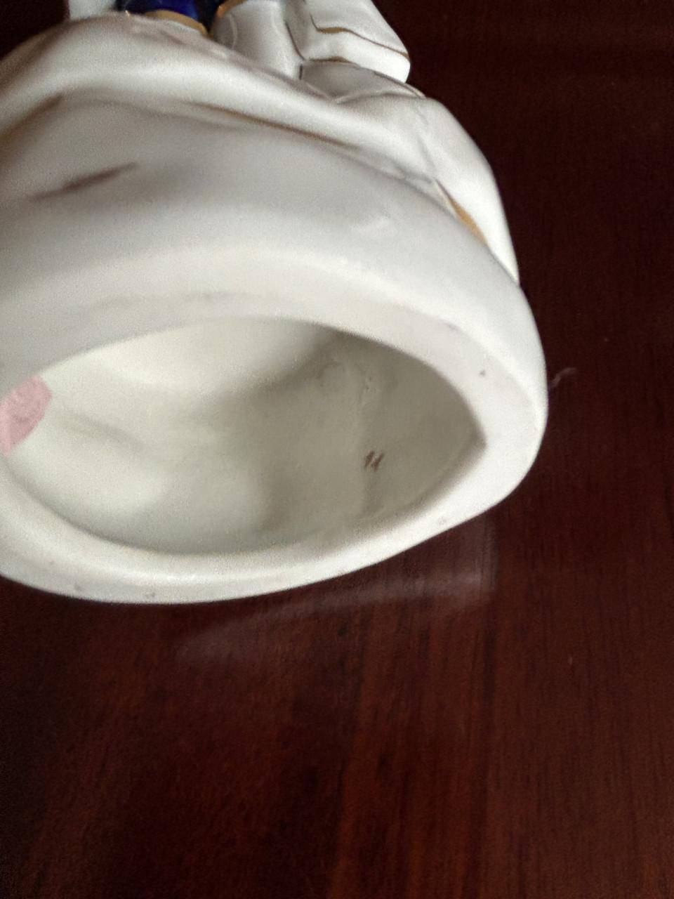 EEN ROYAL-DUC ROCOCO BEELDJE ,” DE VIOLIST”.