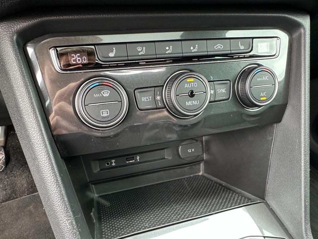 Volkswagen Tiguan 1.4 tsi act connected series r-line panoramadak trekhaak 