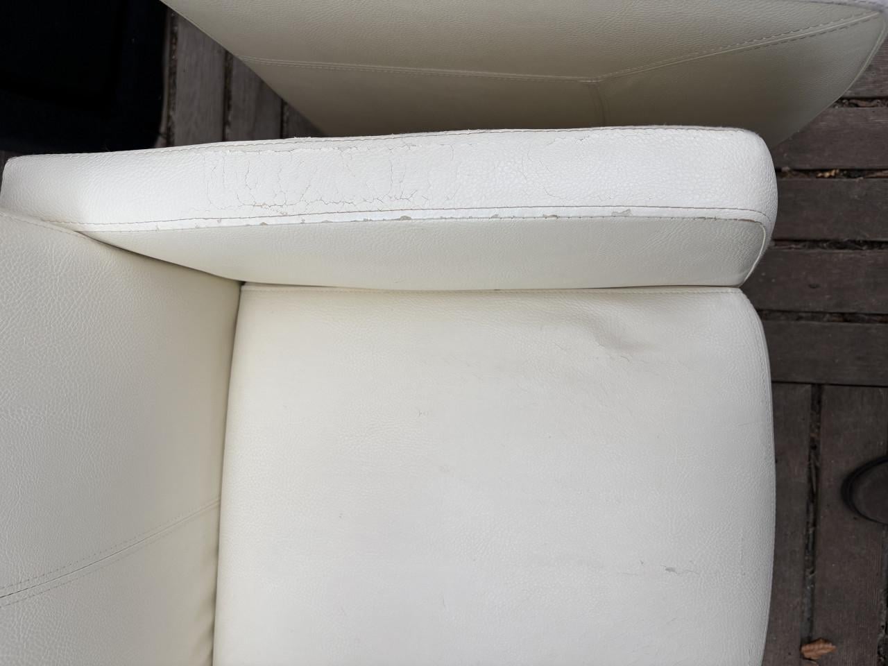 Twee eetkamerstoelen op wieltjes