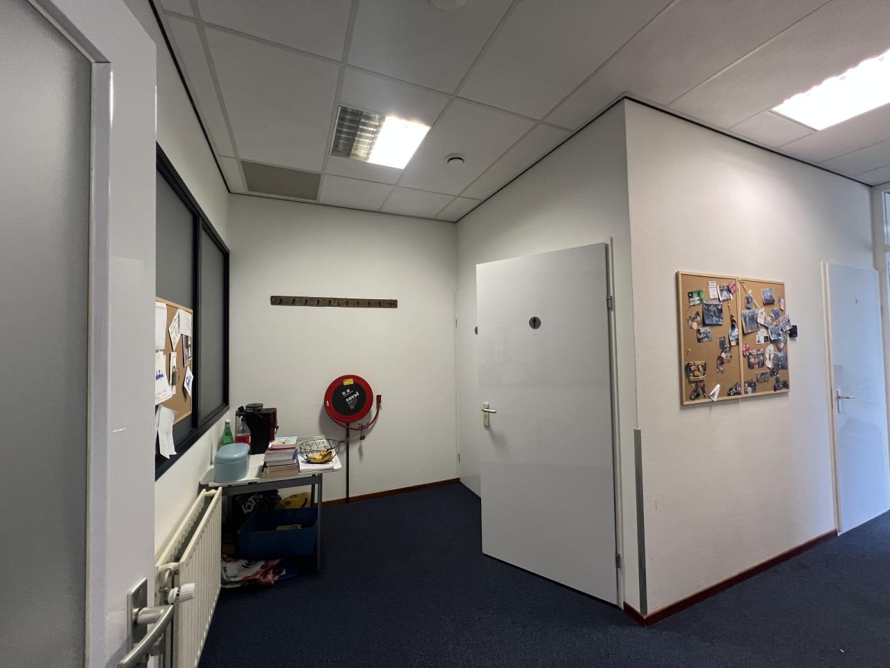 TE HUUR 2 geschakelde kantoor/bedrijfsruimtes