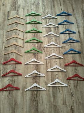 31x houten kledinghanger! Gekleurde kinder hangers hout.