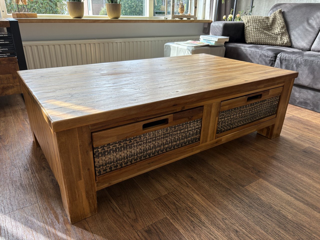 Dressoir, kleine kast, eettafel en salontafel
