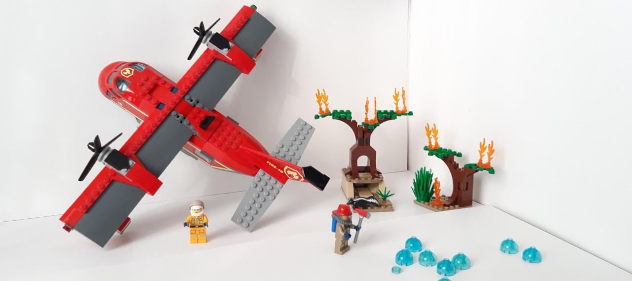 LEGO City 60217: Blusvliegtuig met auto en bomen
