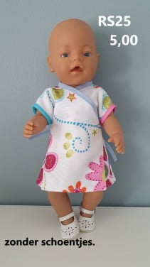 Baby born / babyborn jurkje . Opbrengst KiKa. Poppenkleertjes.