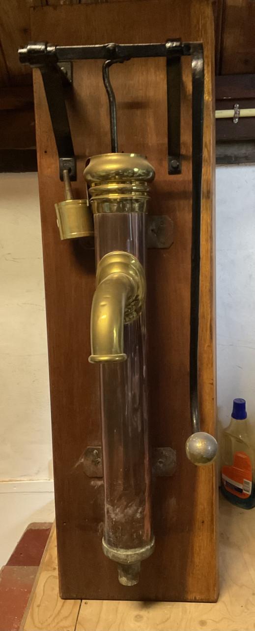 Antieke koperen pomp