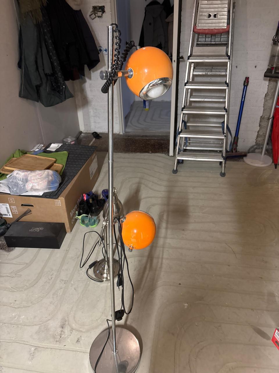 Staande lamp retro rond oranje