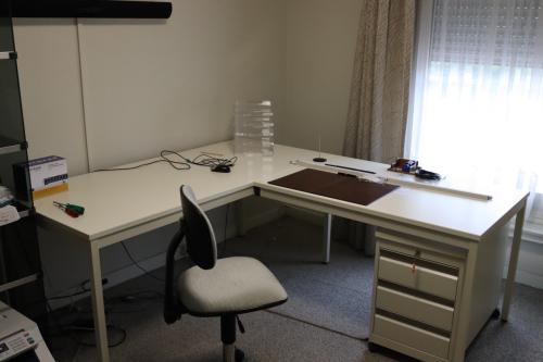 Bureau met ladenkast en stoel