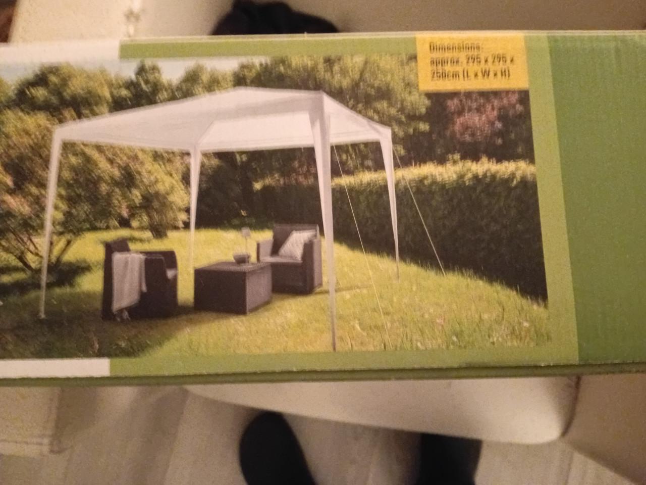 Partytent nieuw in de verpakking  nooit gebruikt, afmeting 2,50x2,50 2,95ho