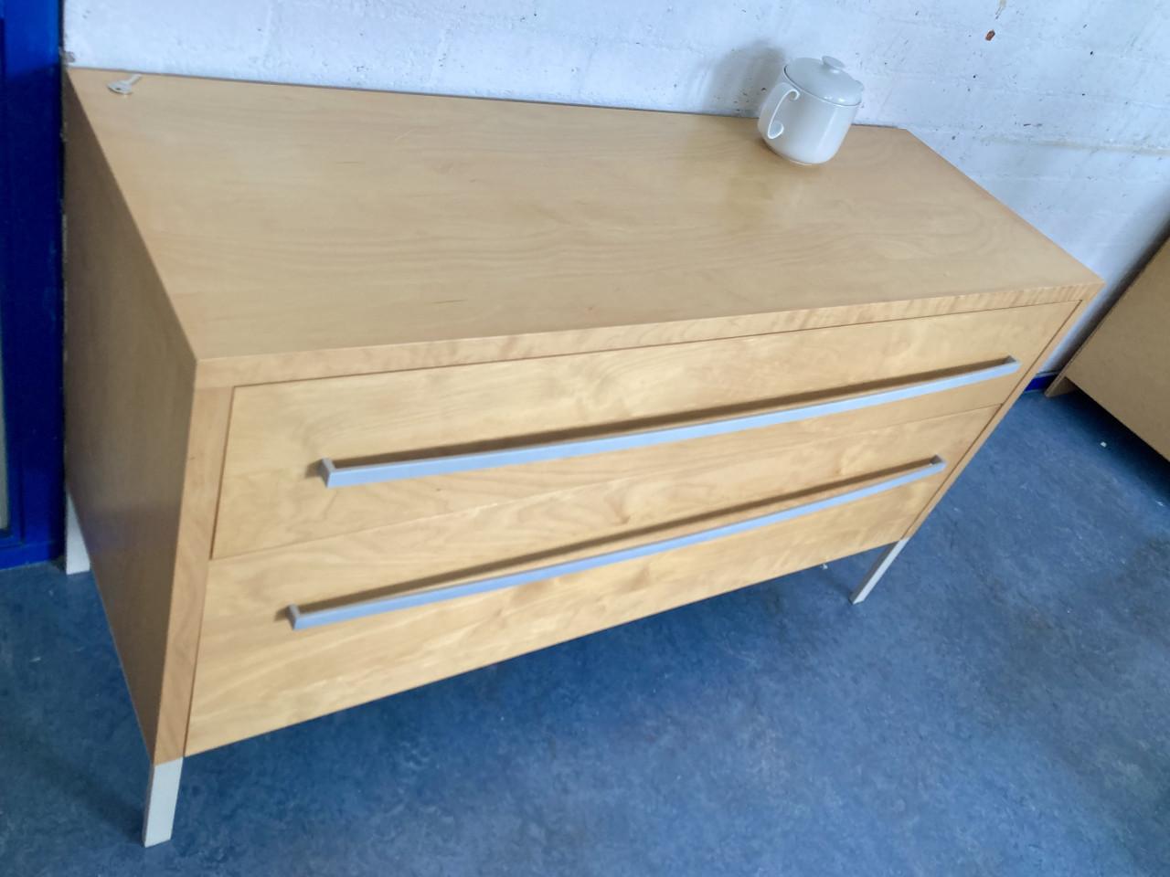 Moderne blank houten ladekast
