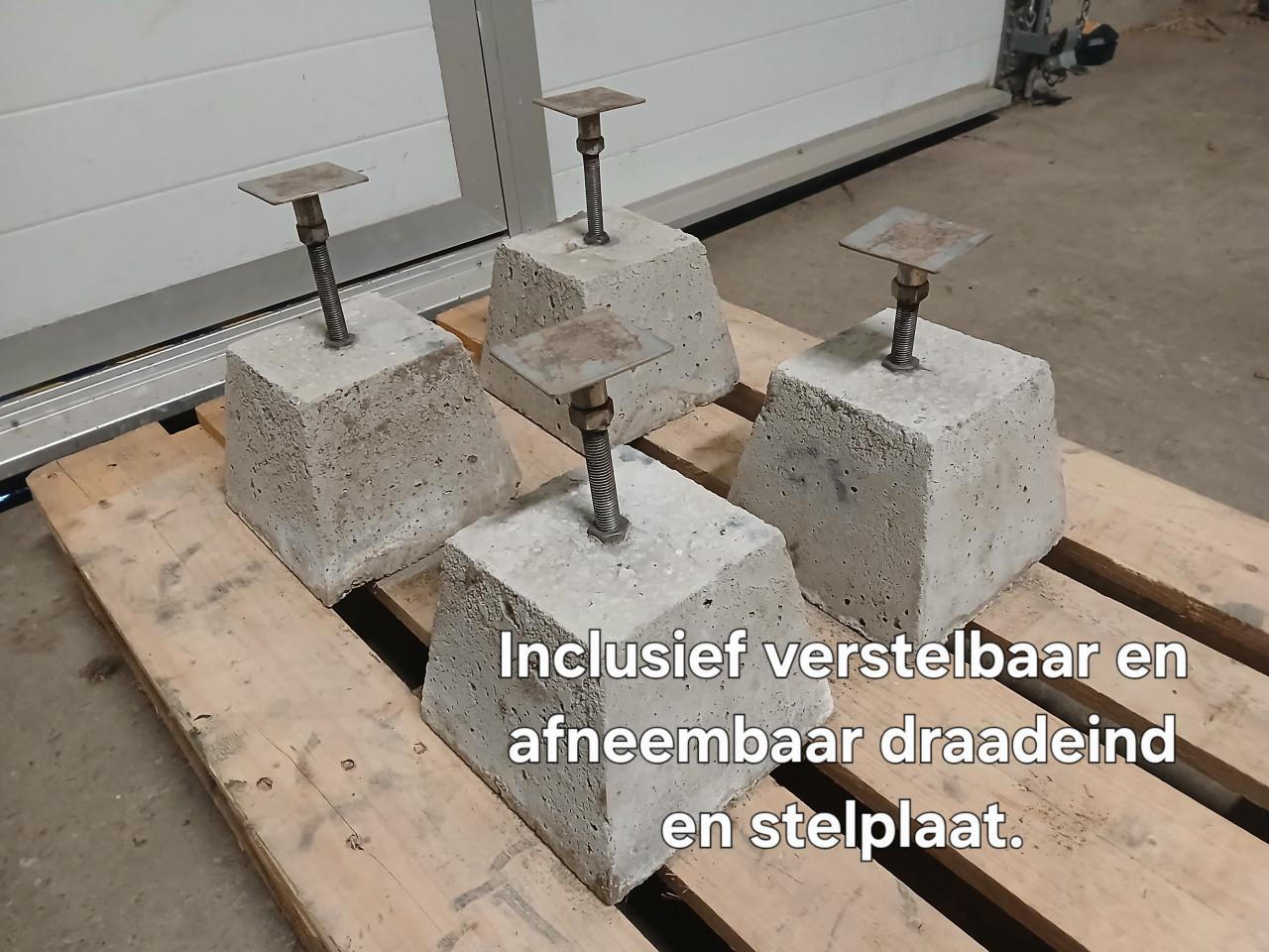 4x verstelbare betonpoer, paalsteun, sokkel of fundering.