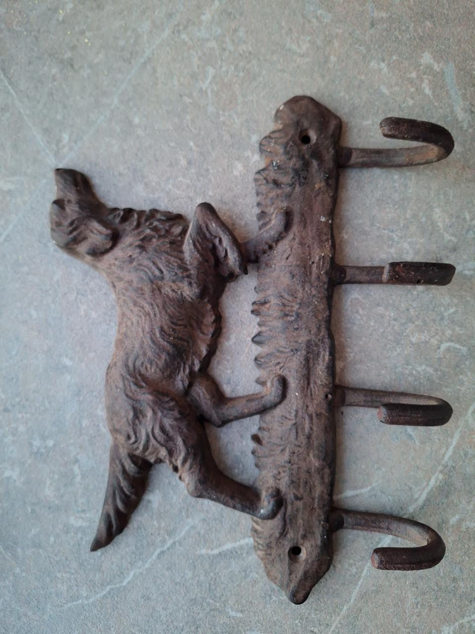 Gietijzer, hond. Decoratie met haakjes