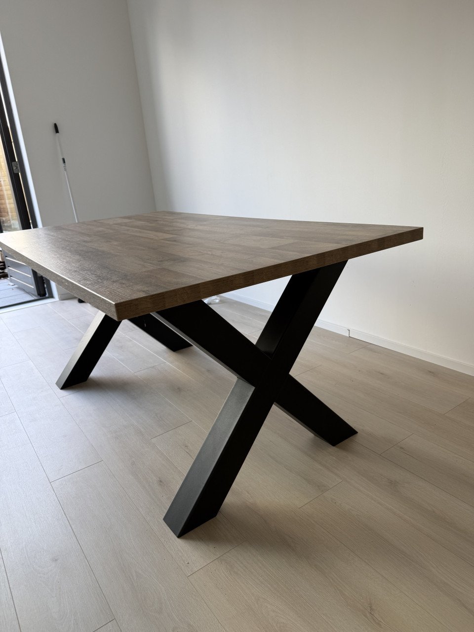 Eettafel mangohout met X poot en vier lederen stoelen