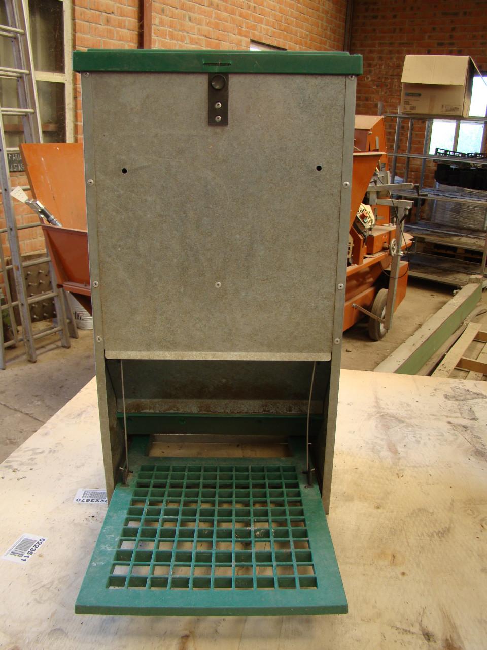 Kippenvoerstation, drinkbakken met vlotter.