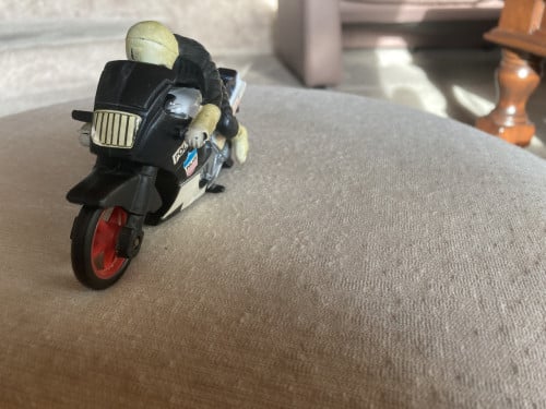 Motorrijder, politiemotor met vliegwielaandrijving