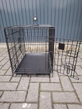 Nette zwarte hondenbench
