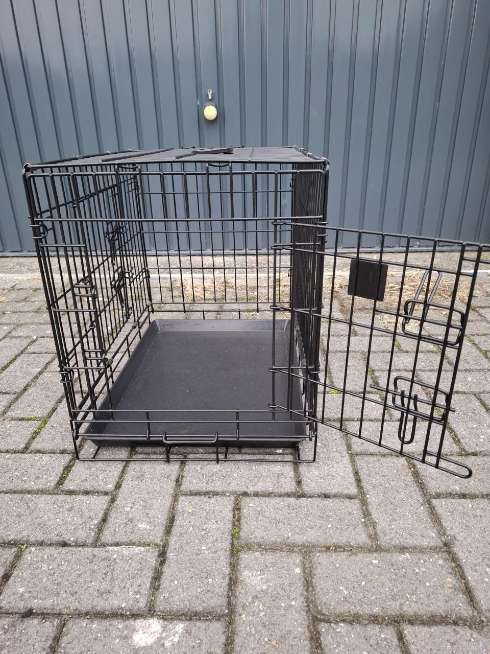 Nette zwarte hondenbench