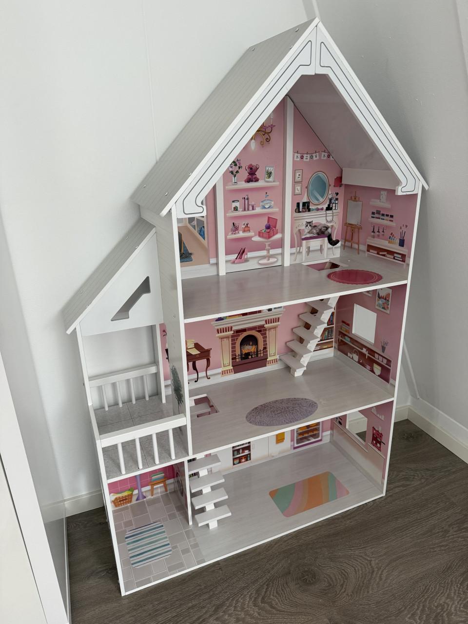 Poppenhuis met meubeltjes