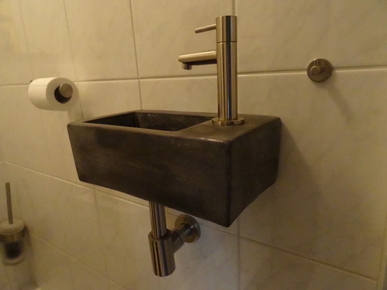 Zwaar betonnen wc fonteintje, wasbakje van het merk Solidus