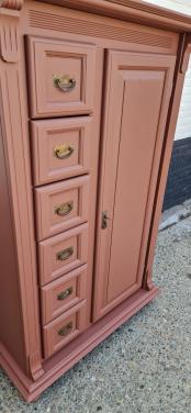 Grenen meidenkast in koper bruine kleur