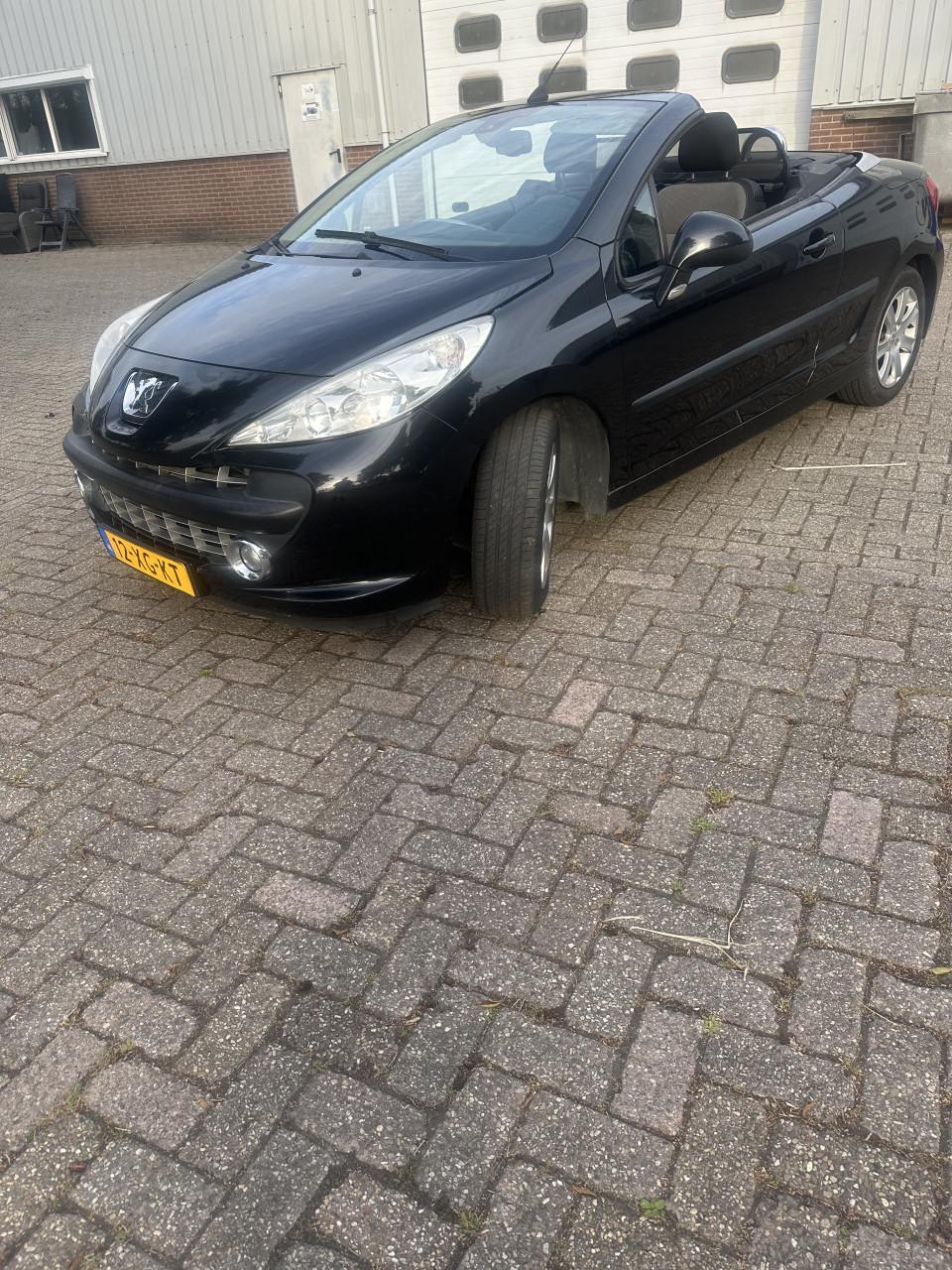 Peugeot cabrio 207 zwart, weinig km op de teller