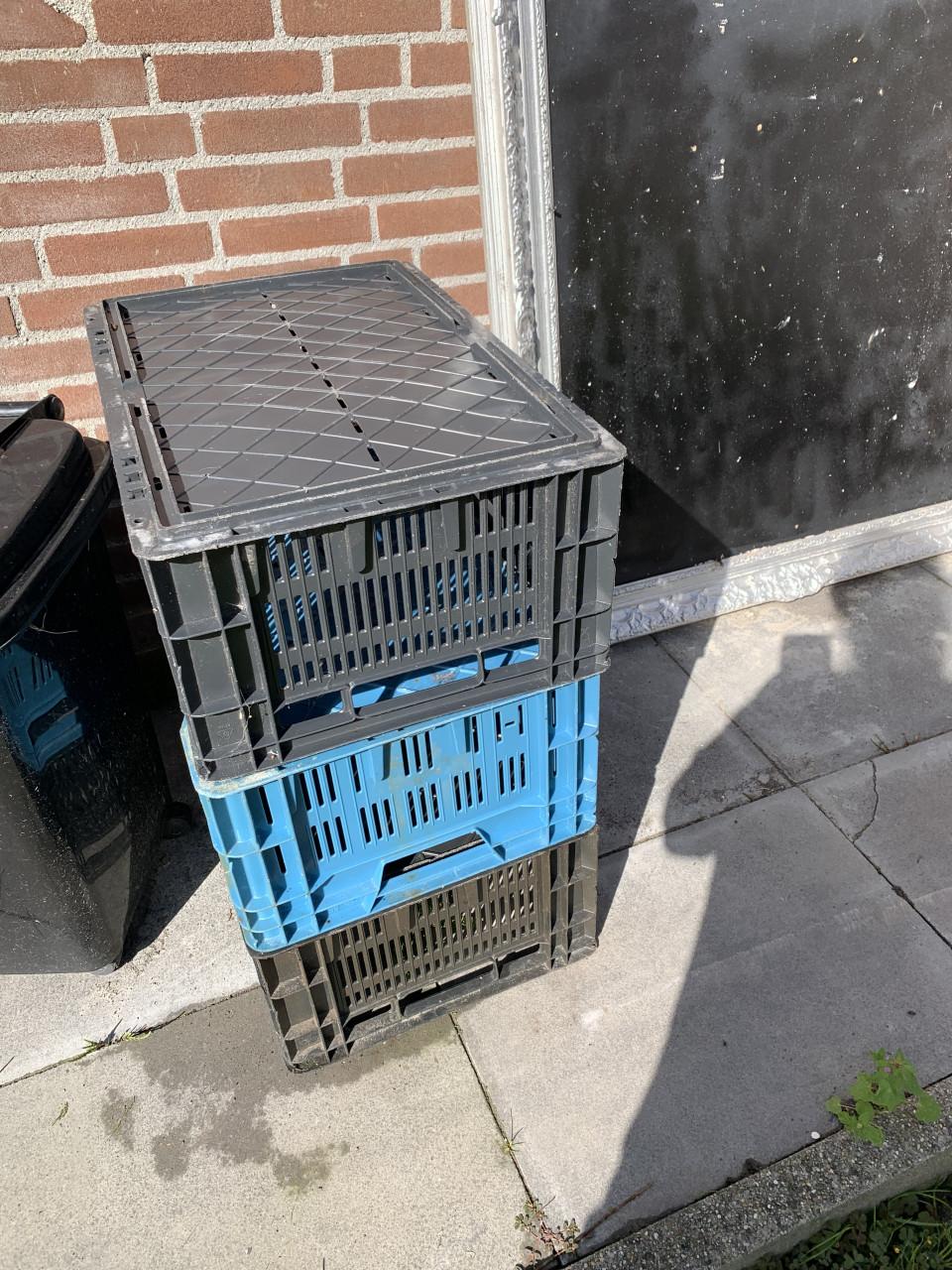 Diversen stapel kratten ongeveer 20 stuks